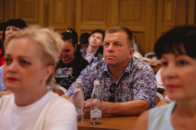 A photograph of senators from opposing parties engaged in a heated debate during the confirmation hearings, highlighting the partisan tension and strategic maneuvering involved.