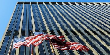 US Dollar Strength in 2025: Risks & Opportunities for US Companies - Cover Image